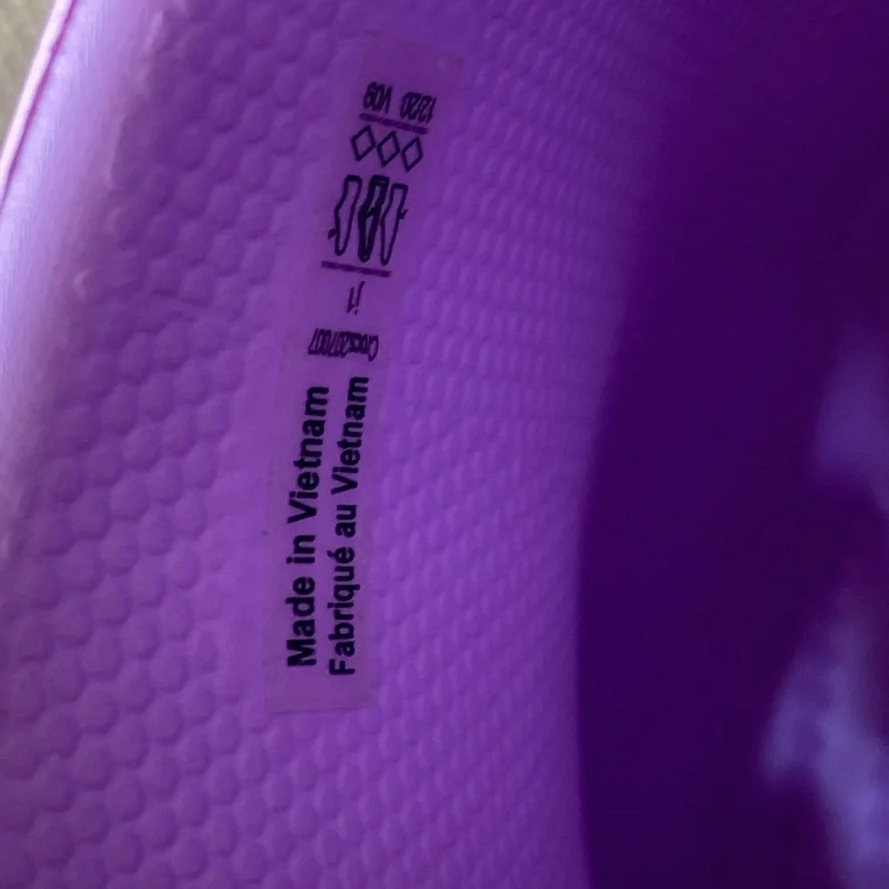 NWT CROCS (Sz-GS Kids/J1-2)Super Cute Purple Sandals w/Colorful Border Accent💜🩷